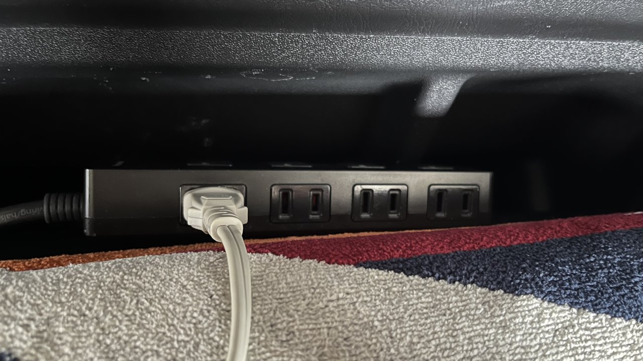 DELTA 2から延長した電源タップをハイエースの荷台スペースに配線